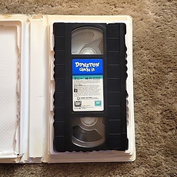 Dunston Checks In VHS - Picture 4 of 4